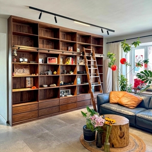 Bibliothèque murale complète sur mesure pour salon - Bibliothèque autoportante en bois massif avec porte en verre, combinaison de meubles - Product Image 3