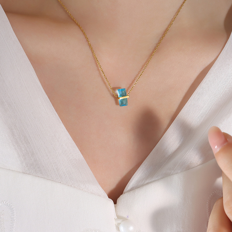 Collier en zircone bleu décembre