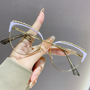กรอบแว่นตาแบบ Cat Eye สำหรับผู้หญิง กรอบโลหะเต็มรูปแบบ ป้องกันแสงสีฟ้า เลนส์ Plano 1.56 AC รุ่น 8104 - Product Image 4