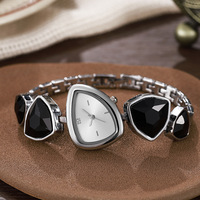 Nouvelle montre à quartz pour femme, de luxe léger, en alliage, avec triangle de diamants irréguliers, haute qualité, vente en gros