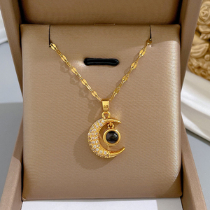 Delicata Collana Luna Crescente in Acciaio Inossidabile Placcato Oro 18K PVD, Non Ossidabile, con Scritta 'Ti Amo' in 100 Lingue, Gioiello per Donne - Product Image 1