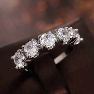Anello a Fascia Impilabile dal Design Minimalista per Donne - Product Image 6