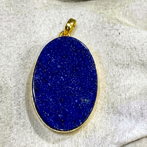 Pendentif en pierre précieuse naturelle Lapis Lazuli en forme de goutte d'eau, bleu profond, fait main, vintage, cristal de guérison, bijoux unisexe - Product Image 1