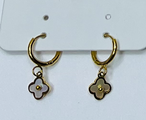 Pendientes de gama alta con temperamento Ins de estilo palaciego francés, pendientes de acero inoxidable con letras Retro chapadas en oro de 18K para mujer - Product Image 1