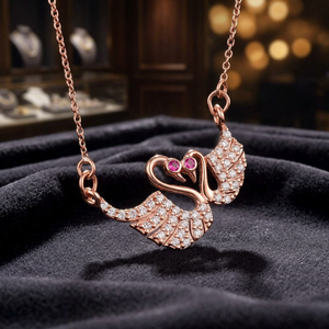 Collar con colgante de cisne en oro rosa con cristales de imitación y ojos de gemas rosas, diseño romántico de animal para mujer, uso diario - Product Image 3