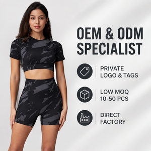 Conjunto de yoga sin costuras de camuflaje negro para mujer con top corto de manga corta con abertura en la espalda y shorts fruncidos para realce de glúteos, ideal para marcas de fitness. - Product Image 3