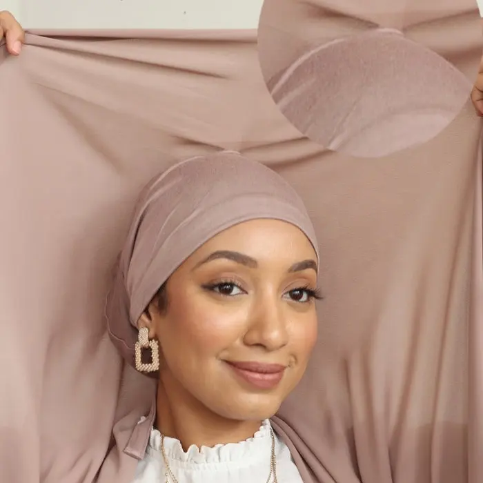2023 도매 칠면조 패션 이슬람 여성 목도리 머리 스카프 새틴 줄 지어 실크 underscarf 내부 모자 흐르는 쉬폰 인스턴트 hijab