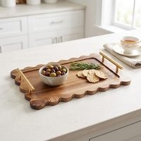 Plateau de service en bois d'acacia de la série Natural House festonnée avec poignées en métal pour plateaux décoratifs et organisateurs ottomans
