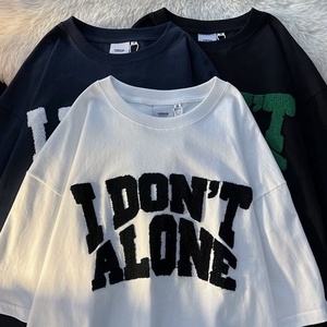 T-shirt Oversize Personalizzata Unisex da Uomo con Collo a O, Patch e Ricamo in Ciniglia Effetto Asciugamano - Product Image 3