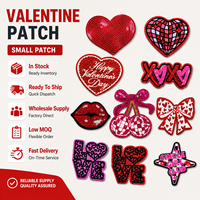 Prêts à expédier : Patchs Saint-Valentin, Badges à sequins Cœur Rouge, Appliques thermocollantes Disco Cerise Nœud pour Chapeaux - Vente en gros en stock