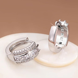 Modernos Pendientes Huggie de Oro Blanco con Circonitas de Corte Princesa en Canal, Diseño Geométrico para Mujer, Joyería de Fiesta - Product Image 5