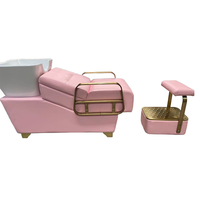 Équipement de salon de beauté au design moderne rose : Lit de lavage semi-allongé thaïlandais avec bac à shampoing et chaise avec repose-pieds
