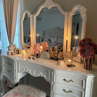 Table de toilette européenne directement de l'usine avec miroir triple, coiffeuse sculptée ornée avec tabouret pour chambre à coucher