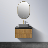 Ensemble de meuble-lavabo mural en chêne rainuré avec plateau noir en contreplaqué, lavabo ovale gris à poser, miroir LED tactile et double tiroir