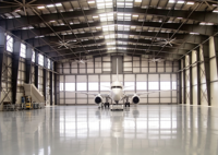 Hangar d'avion en acier préfabriqué à faible coût avec grande porte coulissante sur mesure