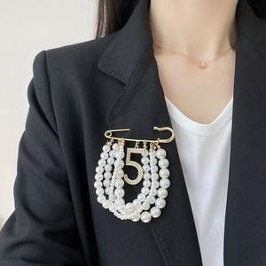 Broche de luxe de créateur NO.5, pendentif en perles, broches élégantes <span class=keywords><strong>pour</strong></span> vêtements, épingle à broche, bijoux de mode <span class=keywords><strong>pour</strong></span> femmes, nouveau catalogue - Product Image 6