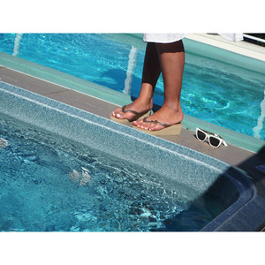 Sandales à talon compensé moyen avec breloques palmiers dorés - Product Image 4