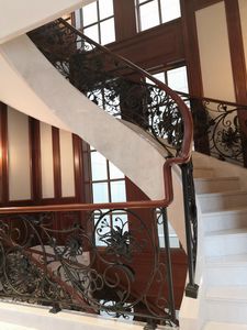 Garde-corps en verre intérieur de luxe moderne Escaliers en acier inoxydable plaqué or avec motifs élégants Caractéristique durable - Product Image 4