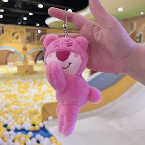 Figura <span class=keywords><strong>de</strong></span> oso rosa sentado <span class=keywords><strong>de</strong></span> dibujos animados, colgante <span class=keywords><strong>de</strong></span> peluche dorado/plateado para bolso, juguete lindo con fresa, llavero <span class=keywords><strong>de</strong></span> oso, muñeco. - Product Image 3