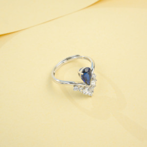 Bague minimaliste en saphir de créateur - Product Image 3
