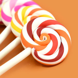 Adornos de resina planos con forma de piruleta de arcoíris esmerilado suave para manualidades DIY y decoración de álbumes de recortes - Product Image 4