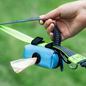 Dispenser Portatile per Sacchetti per Rifiuti di Animali Domestici, Porta Sacchetti per Cani Profumato e Impermeabile per Passeggiate all'Aperto - Product Image 1