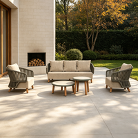Ensemble de canapé modulaire DWOO en aluminium avec accoudoirs incurvés et table ronde assortie pour l'aménagement de salons extérieurs en resort
