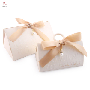 <span class=keywords><strong>Triangle</strong></span> en papier kraft recyclable avec poignée cérémonie boîte à bonbons de mariage boîte-cadeau en papier créatif haut de gamme de mariage - Product Image 4
