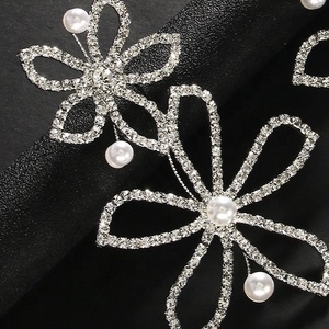 Pendientes de Perlas y Flores de Acero Inoxidable Chapado en Oro Vintage de Alta Gama, Diseño Tridimensional de Pétalos con Diamantes - Product Image 4