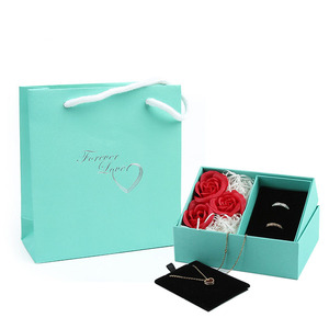 Coffret Cadeau Bijoux Rose Saint-Valentin : Collier et Bague à Motif Carré – Vente en Gros - Product Image 3