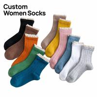 Chaussettes ras du cou pour femmes avec logo personnalisé disponible en gros, bordure à volants, en coton doux tricoté et respirant pour usage quotidien