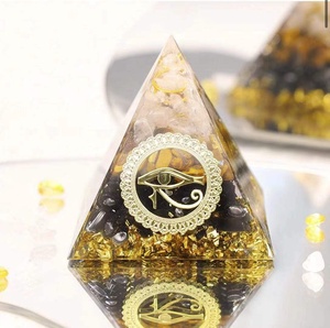 Vente en gros <span class=keywords><strong>de</strong></span> <span class=keywords><strong>pyramides</strong></span> d'orgonite avec obsidienne noire et puces d'oeil <span class=keywords><strong>de</strong></span> tigre à l'intérieur avec autocollant d'oeil d'horus <span class=keywords><strong>pyramides</strong></span> d'orgonite - Product Image 1