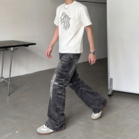 Jean Y2K style américain clouté coupe courbée pour homme – Design estival visuellement attrayant