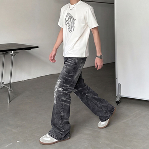 Jean Y2K style américain clouté coupe courbée pour homme – Design estival visuellement attrayant - Product Image 4