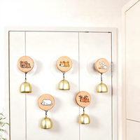 Campana de puerta colgante de madera de haya personalizada con timbre de latón, alerta decorativa para entrada de tienda, sin perforaciones