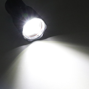 Linterna de Buceo 5 T40 LED de Alta Intensidad, Resistente al Agua, con Cargador, para Uso Subacuático, 4 Baterías 18650 (No Incluidas) - Product Image 2