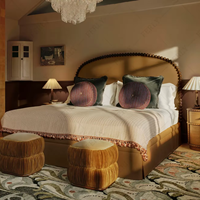 Lit double moderne FERLY en chêne massif avec tête de lit capitonnée de luxe – Mobilier de chambre pour appartement, complexe hôtelier, maison personnalisée, hôtel