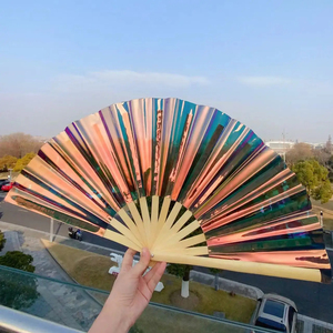 Vente chaude PVC laser <span class=keywords><strong>film</strong></span> ventilateur main couleur argent chinois ancien fête de mariage en plastique ventilateur pliant à la main - Product Image 4