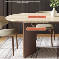 Table à manger de style mi-siècle en bois massif, vintage et minimaliste, avec plateau en pierre veinée d'onyx, de forme ovale, design français pour les petites maisons