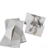 Boîte cadeau triangulaire pliable en carton recyclé avec accents en feuille d'or, écologique, personnalisable pour bijoux de luxe