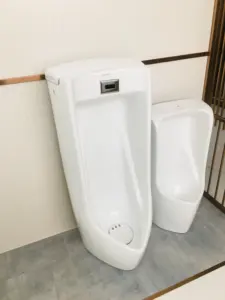 China Supplier Bathroom Ceramic Wall Mounted Men Pissing Toilet Urinal Porcelain Toilet Ceramic Wc Urinal Wall Mount Urinal