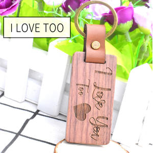 سلسلة مفاتيح من خشب الجوز الطبيعي والجلد مع شخصية منحوتة قلادة صغيرة هدية تذكارية للسفر - Product Image 4