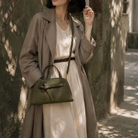 Produsen Tas Grosir Tas Wanita Kulit Asli Bentuk Setengah Bulan Warna Coklat Bertekstur Pegangan Atas Minimalis Butik Langsung dari Pabrik