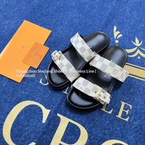 Sandalias Planas de Alta Calidad Marca L, Estilo Slip-on, con Parte Superior de Cuero Genuino y Fibra Superfina, Suela de Goma con Monograma Vintage y Detalles Metálicos - Product Image 6