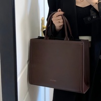 Sacs à main de luxe pour femmes en gros, sacs fourre-tout et sacs selle avec deux sangles, bandoulière amovible, fermeture ouverte, imperméables, broderie douce de haute qualité