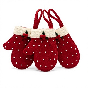 Guante navideño tradicional hecho a mano de fieltro de lana rojo ecológico con lunares blancos y decoración de aletria para colgar en la pared en interiores. - Product Image 1