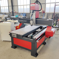 Machine de fraisage CNC 4 axes pour le bois avec dispositif rotatif pour la sculpture 3D de colonnes romaines, de rampes d'escalier et de sculptures
