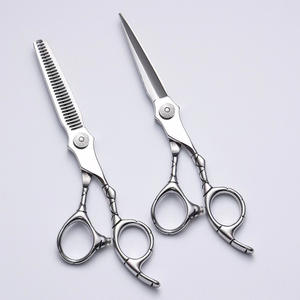 กรรไกรตัดผมซูโจว QP9 ขนาด 6 นิ้ว สแตนเลส สำหรับซอยผม ใช้สำหรับคนถนัดขวา เหมาะสำหรับร้านเสริมสวย ใบมีดแบน แบบมาตรฐาน - Product Image 5