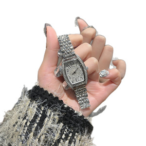 Reloj de mujer con esfera pequeña en forma de tonel, completamente incrustado de diamantes, elegante, exquisito, pequeño, con diamantes incrustados, resistente al agua. - Product Image 4