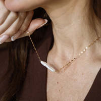 Collier de luxe personnalisé élégant en nacre et pierre naturelle, perle d'eau douce baroque, chaîne en or 18 carats, breloque lettre, bijoux pour femme